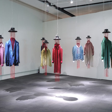 Dressing （Teppei Yamada w/z Yuta Ogawa）10人の鼓動, スピーカー, 絹糸, アンプ, MP3プレイヤー, シルク  Variable size  2019   @kuandu Museum of Fine Arts